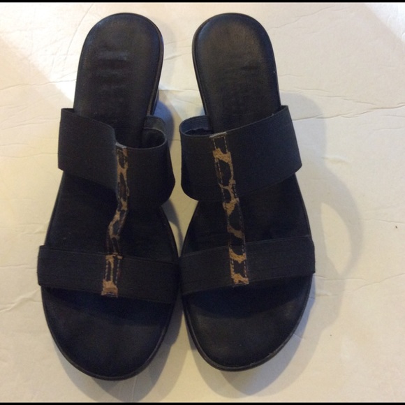 Leopard t-strap comfort sandals - Picture 2 of 5